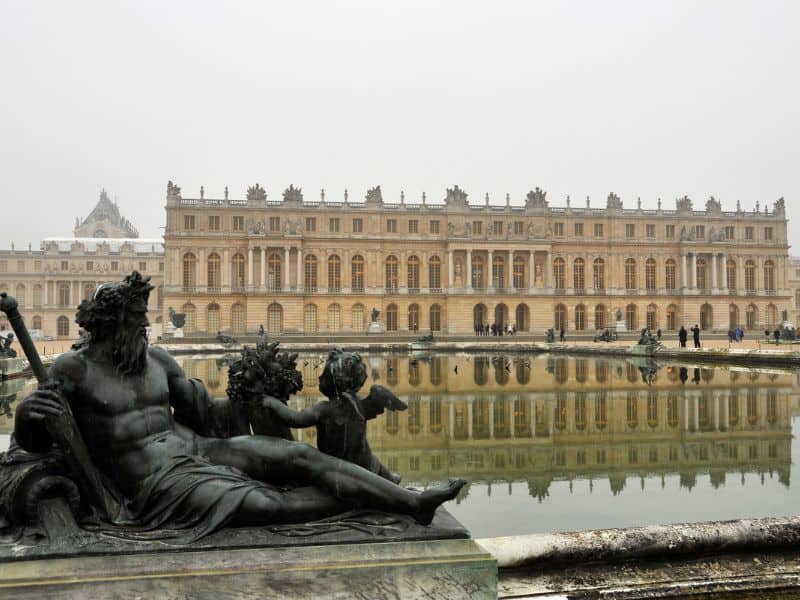 Statue in front of a fountain