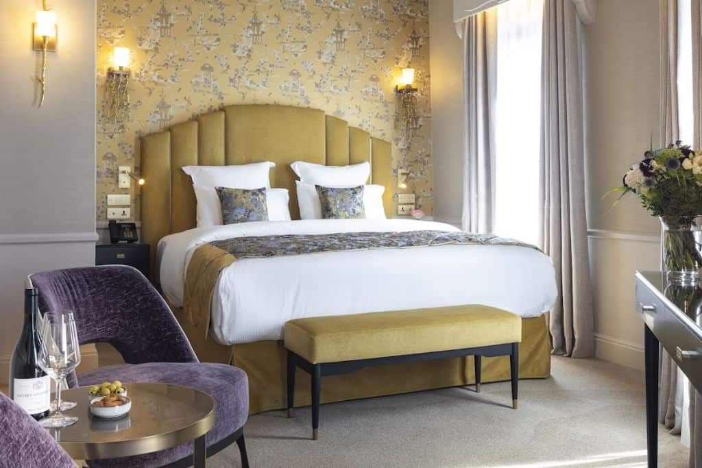 Elegantly decorated room at the Manolita Paris, a luxury hotel in a safe neighborhood