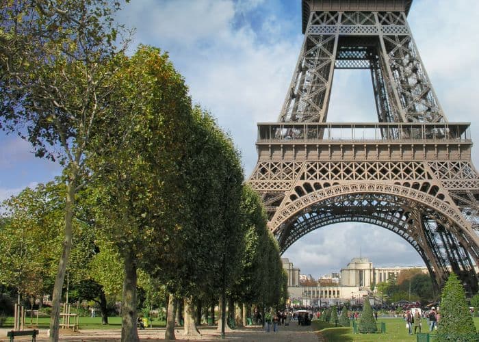 The Eiffel Tower in the 7th, one of the safest neighborhoods in Paris