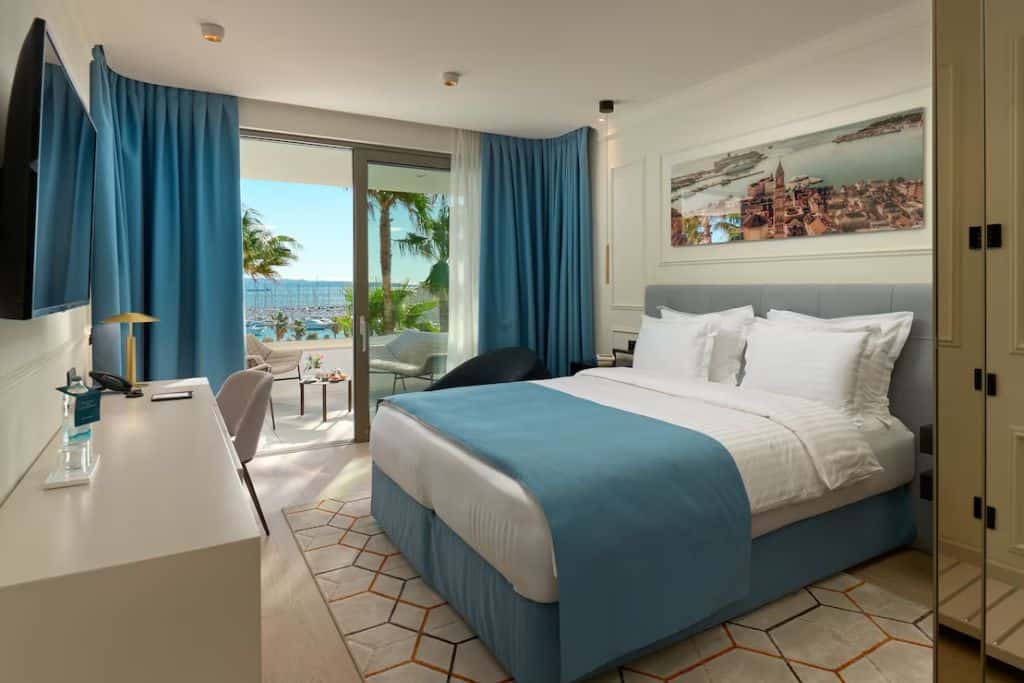 Hotel room in Meje with views of the sea