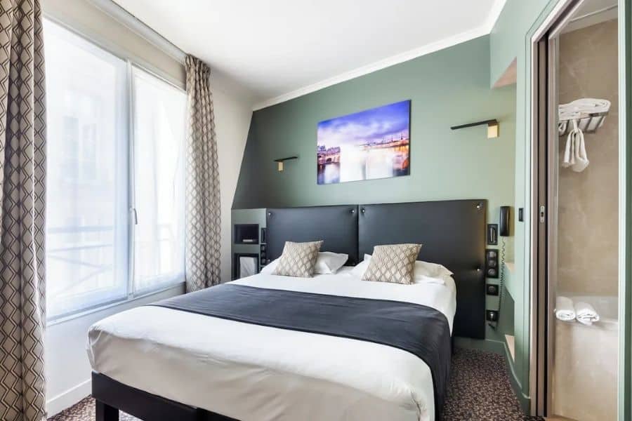 Modern guest room at Hôtel Louvre Sainte-Anne in Paris’s 1st Arrondissement